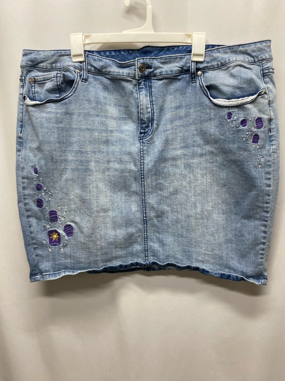 Disney womens jean skirt size 26 Tangled Rapunzel embroidered knee length denim